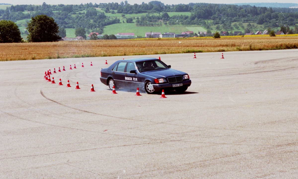 03_1995年在施威伯丁根进行ESP®测试 Testing ESP® on the Schwieberdingen test route in 1995.jpg