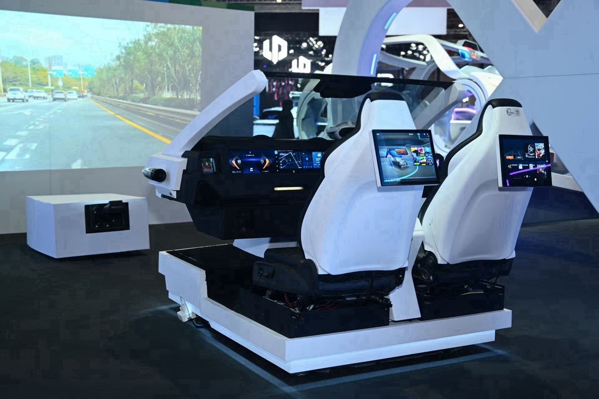 03. 集成微信、腾讯视频的博世智能座舱平台Demo Bosch intelligent cockpit demo integrating with WeChat and Tecent Video App.jpg