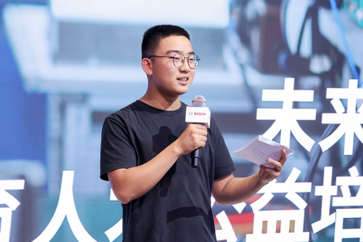 02 - 苏州百年职业学院学生代表朱志煜发言.jpg