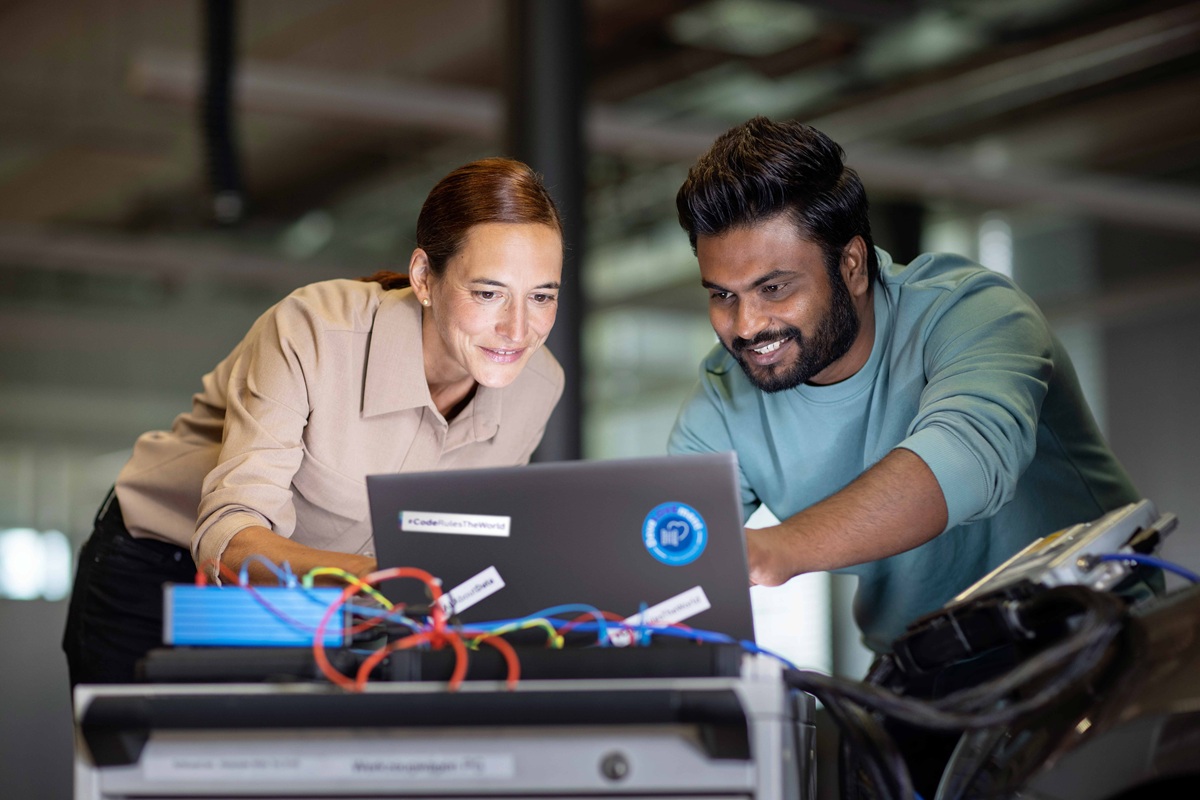 04 软件重要性日益凸显 Software gaining in prominence for automakers.jpg