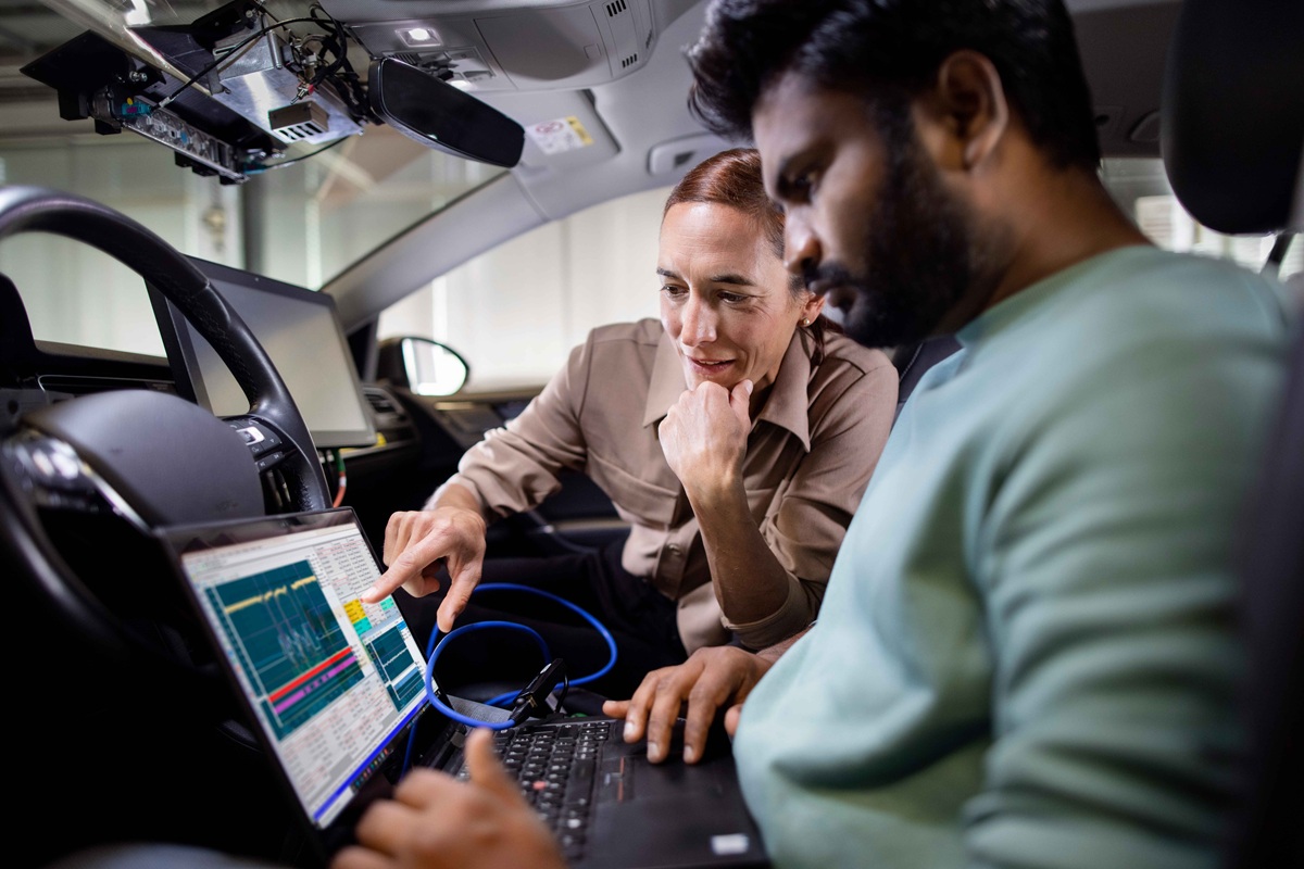 11 博世员工在试驾后评估数据 Bosch associates evaluate data after a test drive.jpg
